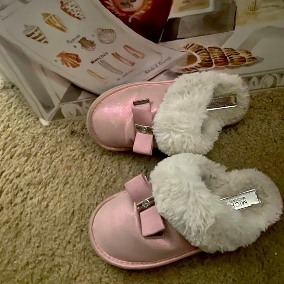 🌹FINAL PRICE Michael Kors Adorable Girl’s Metallic Pink & White Faux Fur Slides - Picture 15 of 15